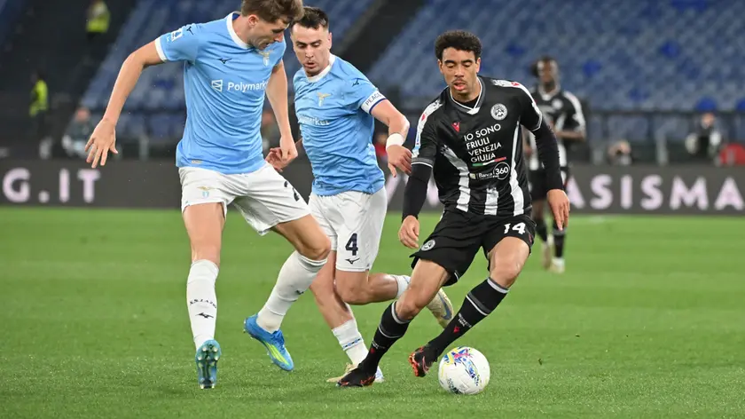 In 97 minuti il bello e il brutto dell’Udinese: sblocca la gara, rimonta e torna in vantaggio nel recupero, ma con la Lazio finisce 3-3