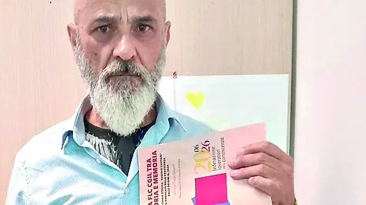 Il sindacalista Giuseppe Mancaniello mostra la busta paga di un euro