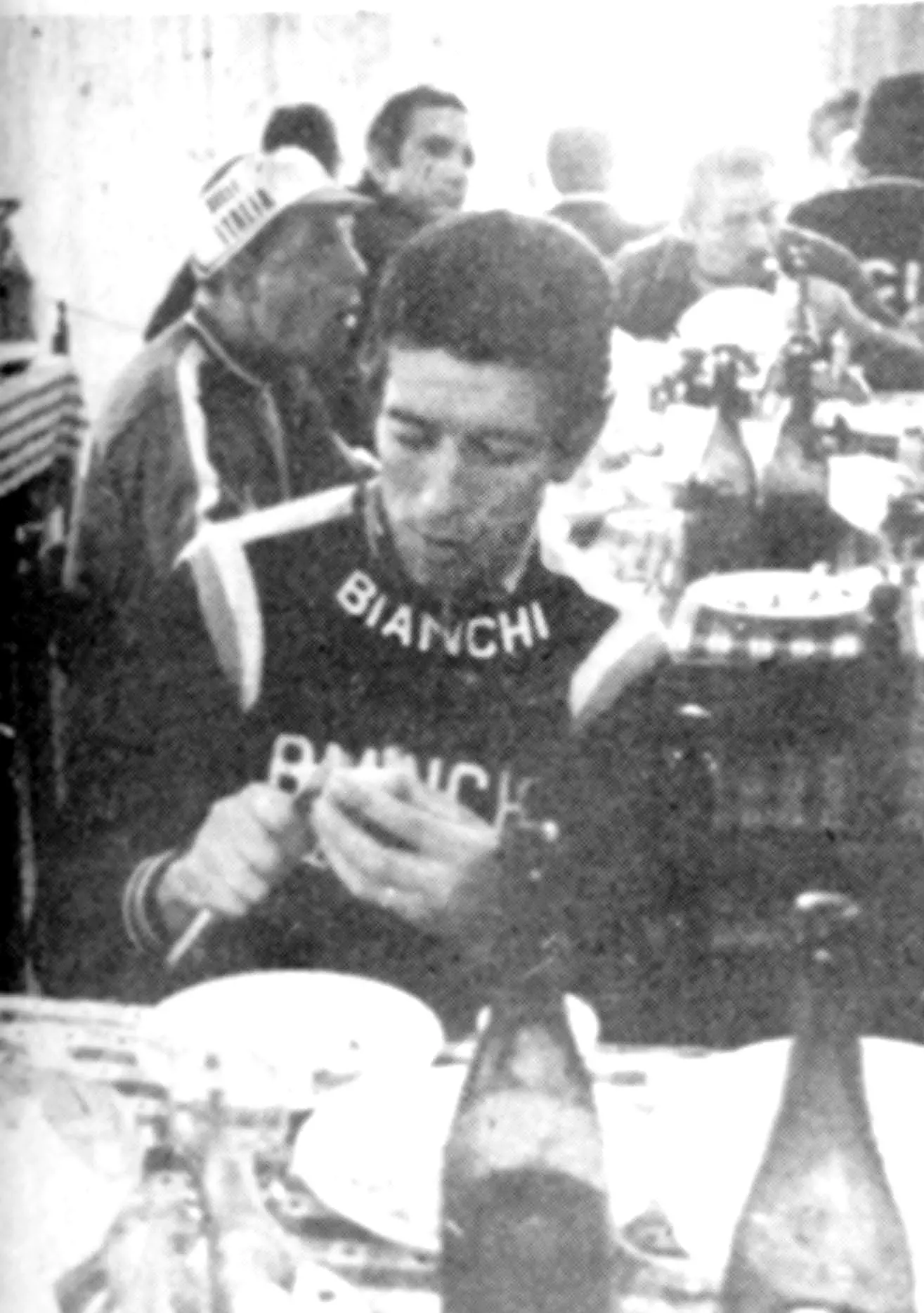 Felice Gimondi si rifocilla a Gemona, al ristorante da Willy, al Giro D'Italia 1977