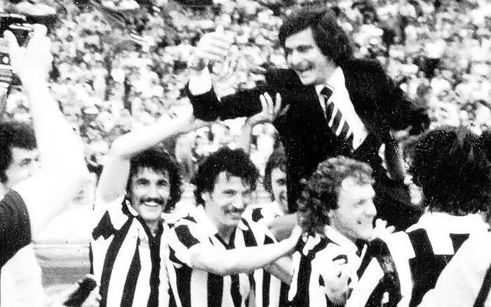 L'allenatore Giacomini portato in trionfo dalla "sua" Udinese