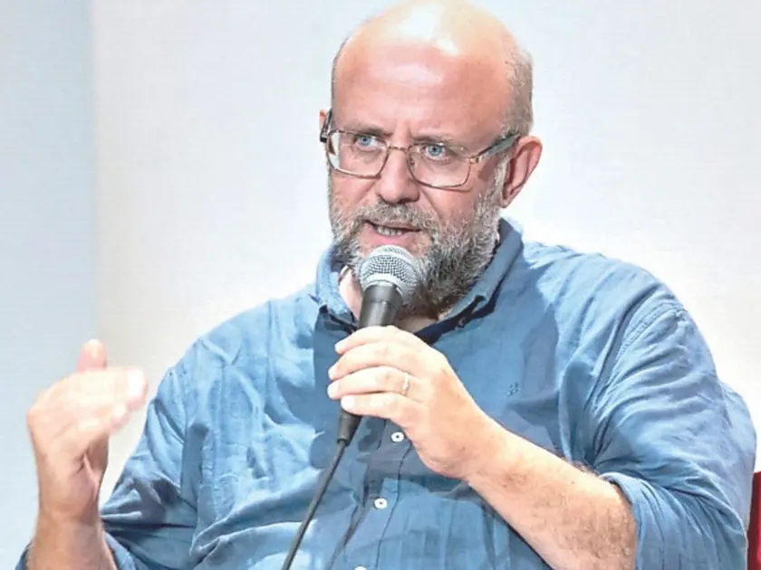 La copertina del libro L’estate indiana del 1976 e l’autore, lo scrittore friulano Angelo Floramo