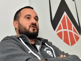 Coach Adriano Vertemati ha un contratto con l'Apu, ma l'Olimpia lo vuole a Milano