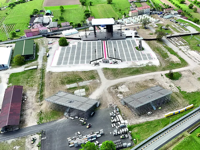 Una veduta aerea del palco e delle tribune alla caserma Goi-Pantanali di Gemona (foto Petrussi)