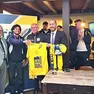 Le autorità, la dirigenza e Rota con le maglie celebrative