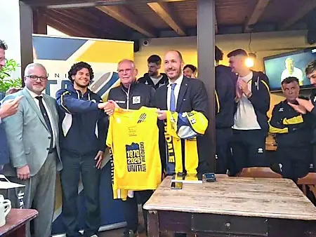Le autorità, la dirigenza e Rota con le maglie celebrative