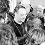 Il vescovo di Udine Alfredo Battisti tra la gente a Gemona nel 1976