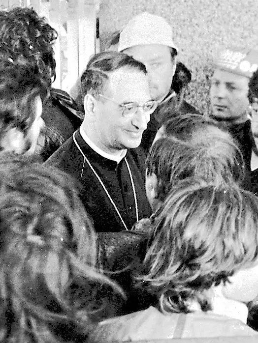 Il vescovo di Udine Alfredo Battisti tra la gente a Gemona nel 1976