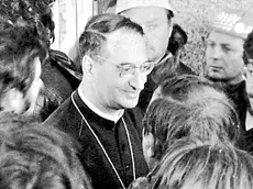 Il vescovo di Udine Alfredo Battisti tra la gente a Gemona nel 1976