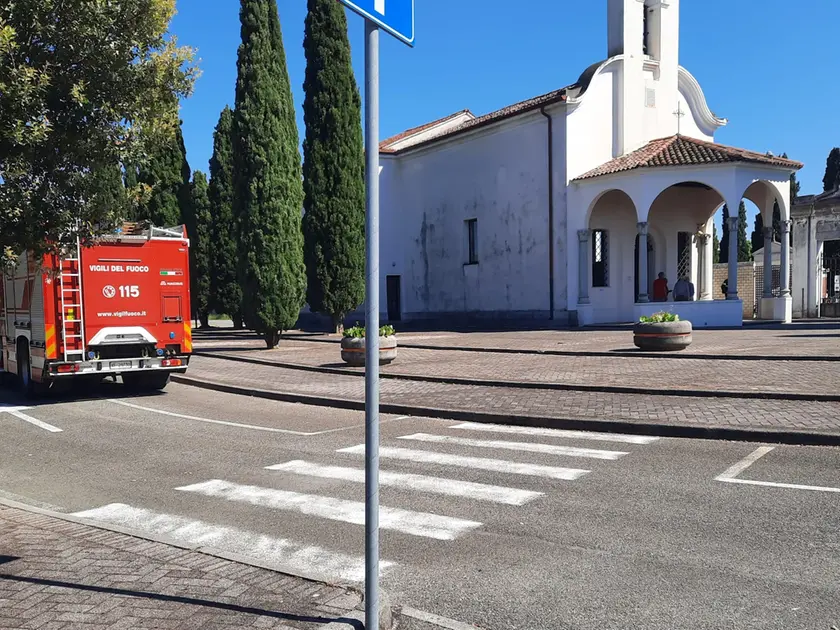 I vigili del fuoco intervenuti nella chiesetta della Madonna de Taviele