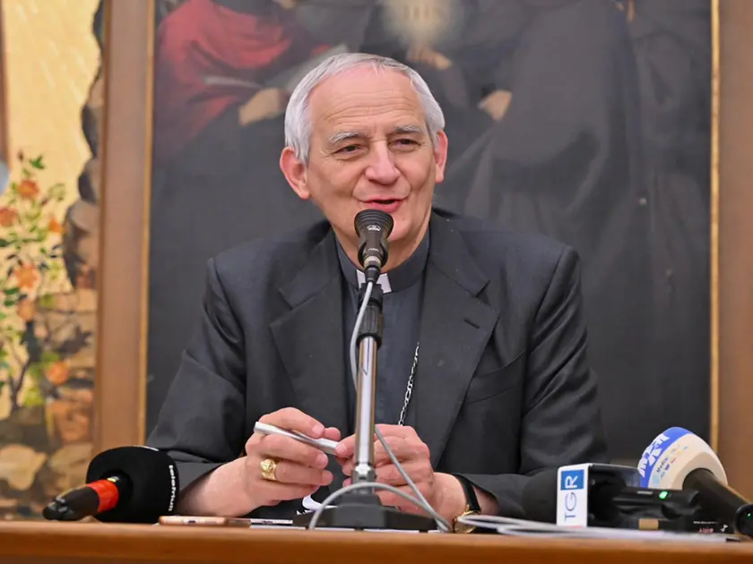 Il Cardinale Matteo Maria Zuppi a Gemona, durante la conferenza stampa (Foto Petrussi)