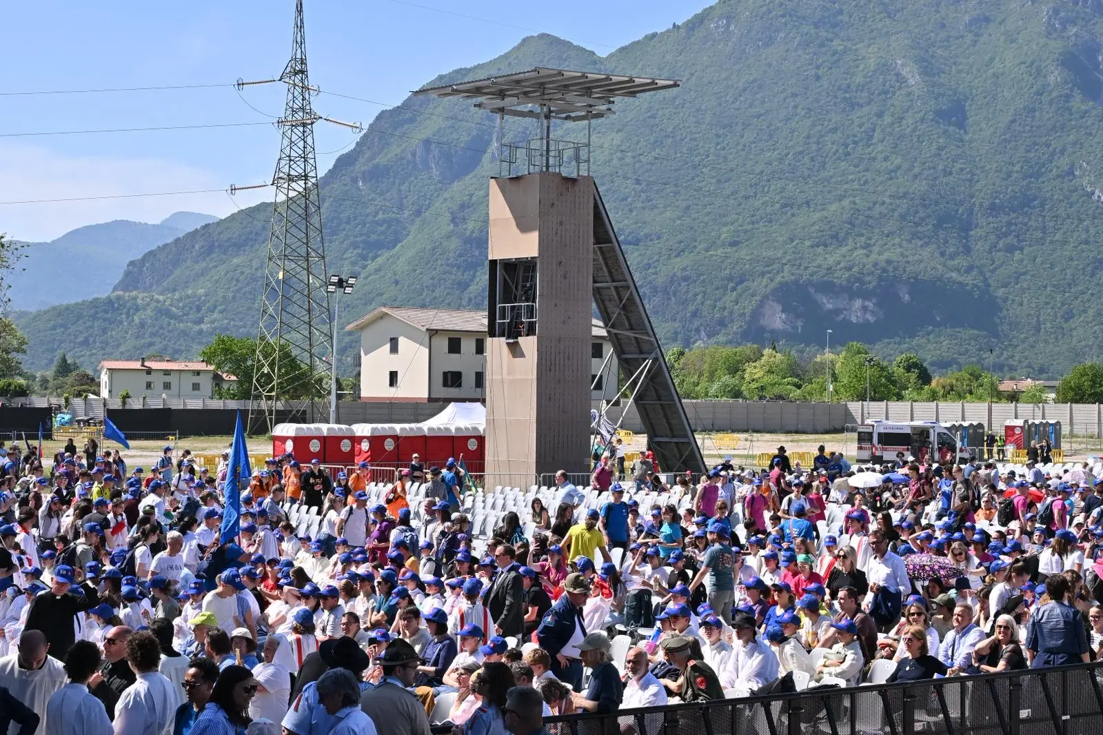 Manca sempre meno alla messa di commemorazione delle vittime del terremoto del Friuli. I circa 5 mila fedeli stanno man man prendendo posto nella caserma Goi Pantanali di Gemona, dove il Cardinale Matteo Maria Zuppi officerà la celebrazione. Ecco le immagini. (Foto Petrussi)