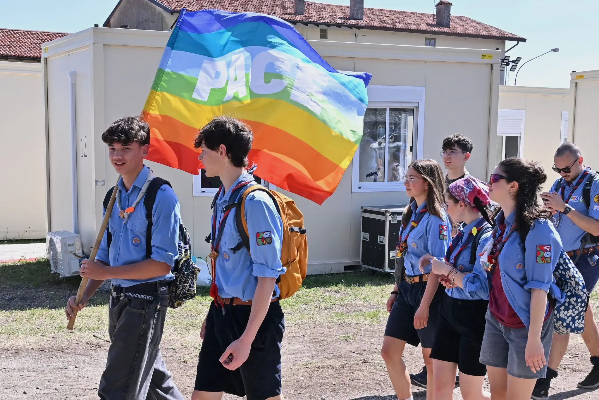 Manca sempre meno alla messa di commemorazione delle vittime del terremoto del Friuli. I circa 5 mila fedeli stanno man man prendendo posto nella caserma Goi Pantanali di Gemona, dove il Cardinale Matteo Maria Zuppi officerà la celebrazione. Ecco le immagini. (Foto Petrussi)
