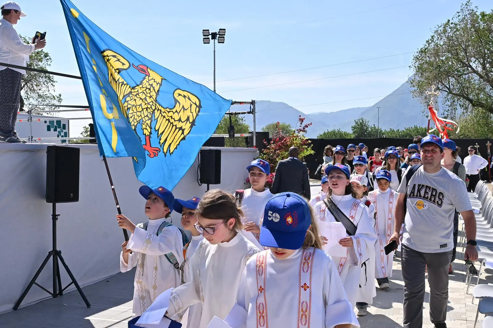Manca sempre meno alla messa di commemorazione delle vittime del terremoto del Friuli. I circa 5 mila fedeli stanno man man prendendo posto nella caserma Goi Pantanali di Gemona, dove il Cardinale Matteo Maria Zuppi officerà la celebrazione. Ecco le immagini. (Foto Petrussi)