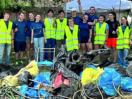 I volontari alla Giornata ecologica promossa dalla Pro loco di Paderno: 32 sacchi di rifiuti