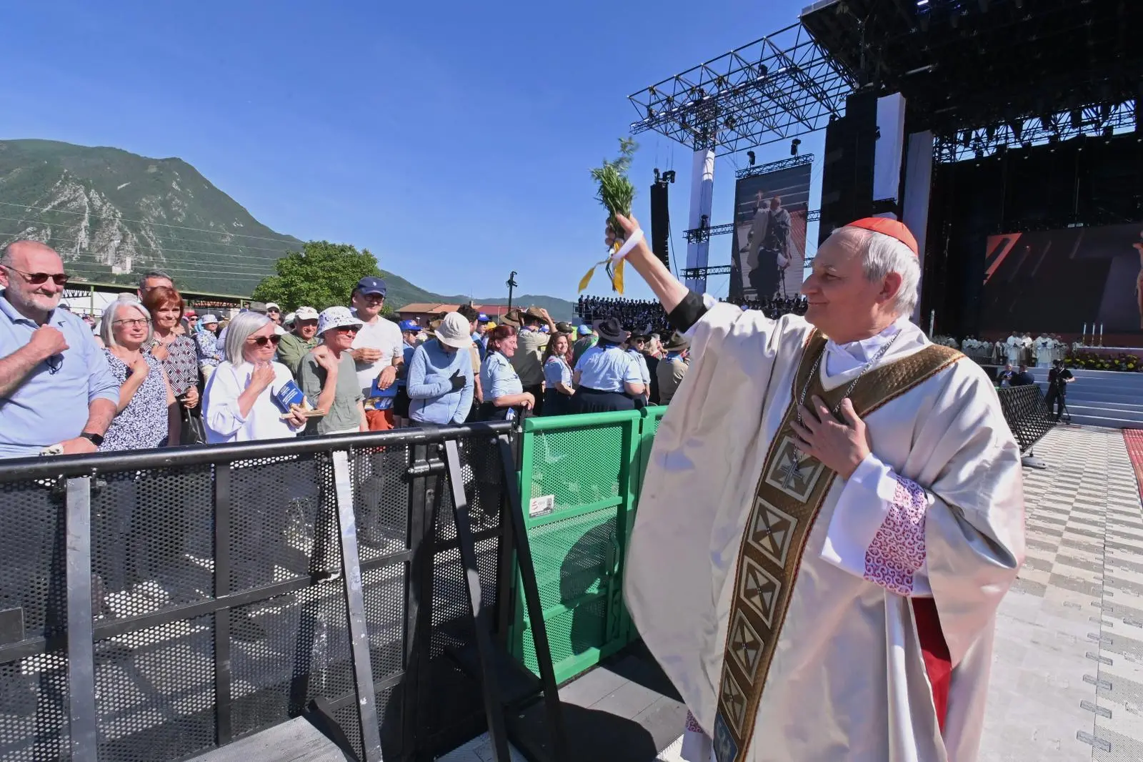 Circa 5 mila fedeli, 200 concelebranti e moltissime autorità. Alla Caserma Goi Pantanali di Gemona la messa di commemorazione delle vittime del terremoto, presieduta dal Cardinale Matteo Maria Zuppi. Ecco le immagini più belle (Foto Petrussi).