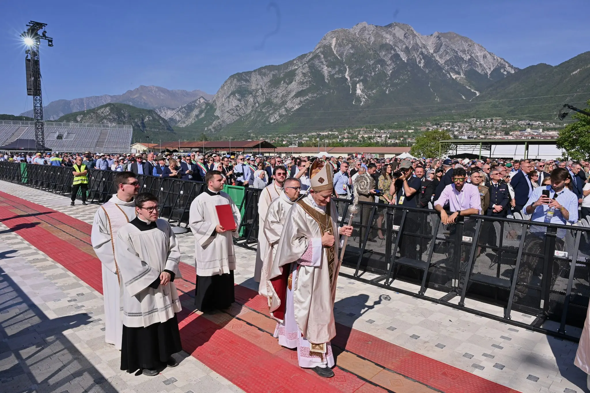 Circa 5 mila fedeli, 200 concelebranti e moltissime autorità. Alla Caserma Goi Pantanali di Gemona la messa di commemorazione delle vittime del terremoto, presieduta dal Cardinale Matteo Maria Zuppi. Ecco le immagini più belle (Foto Petrussi).