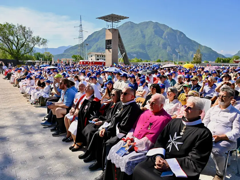 Circa 5 mila fedeli, 200 concelebranti e moltissime autorità. Alla Caserma Goi Pantanali di Gemona la messa di commemorazione delle vittime del terremoto, presieduta dal Cardinale Matteo Maria Zuppi. Ecco le immagini più belle (Foto Petrussi).