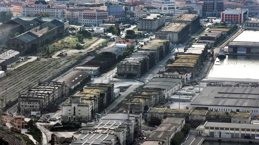 Uno scatto areo dei magazzini del Porto Vecchio, a Trieste, dove saranno trasferiti gli uffici della Regione (archivio Lasorte)