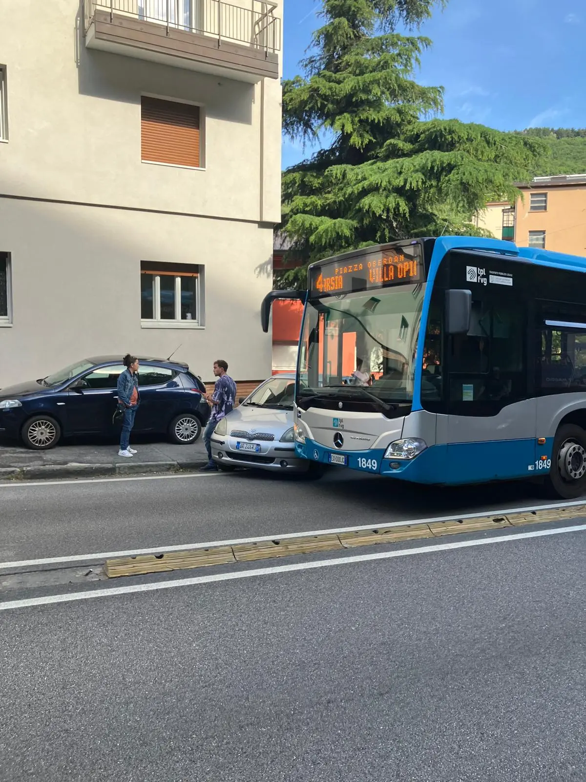 Scontro tra un’auto e un bus vicino all’università, disagi al traffico