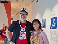 Federico Cecchin con la mamma, Maria Rossetti; il caricaturista è nato il 7 maggio del 1976