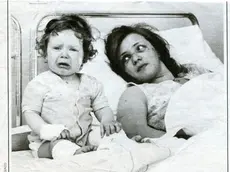 Laura in ospedale con la mamma dopo il terremoto del 1976
