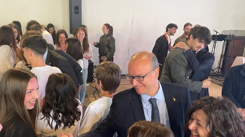 Terremoto del Friuli, l’onda di 500 ragazzi e il grazie di Valditara: «Attraverso la scuola è iniziata la ripartenza»
