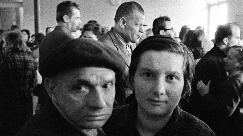 Festa di carnevale al manicomio di Udine in una foto di Ferdinando Scianna/Magnum Photos