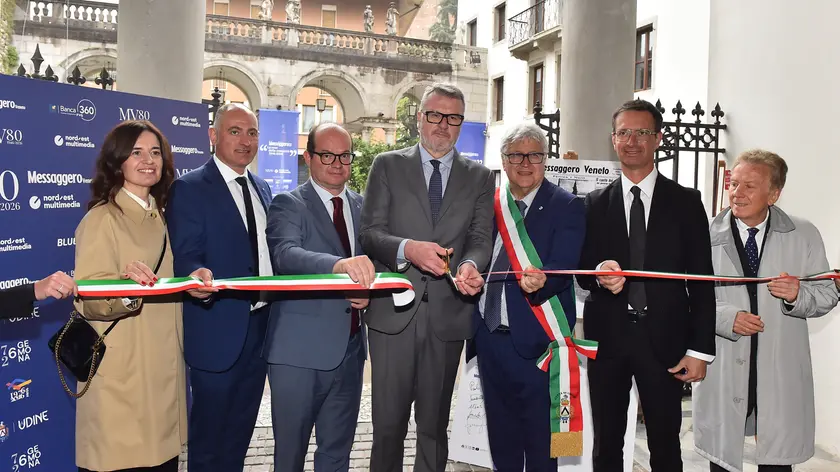 https://images.messaggeroveneto.it/view/acePublic/alias/contentid/1qxar4tafccb3lasgep/0/copia-di-copy-of-udine-5-maggio-2026-inaugurazione-mostra-80-anni-messaggero-veneto-foto-petrussi.webp?f=16%3A9&amp;w=840