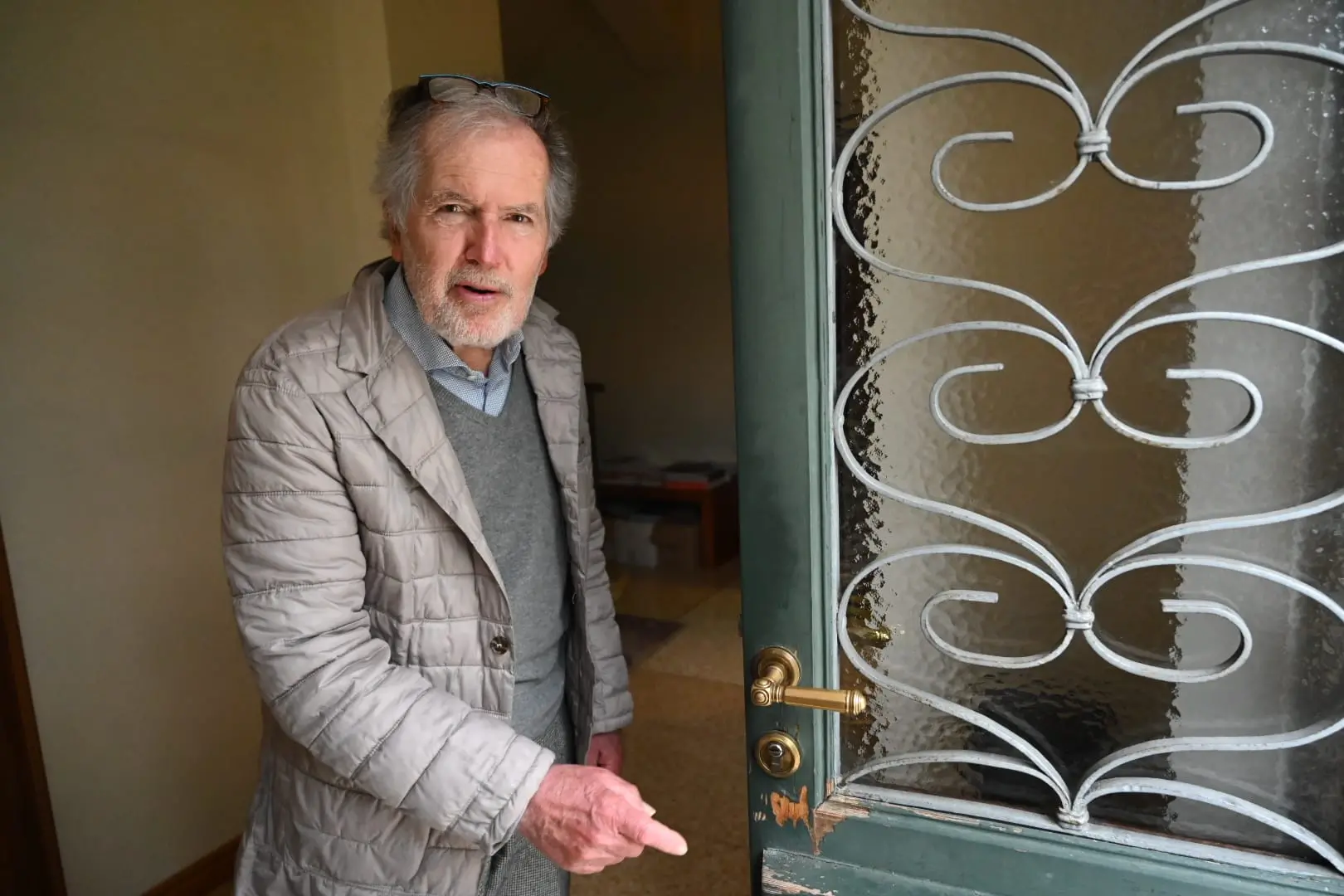 L'esperto d’arte Giovanni Granzotto davanti alla porta forzata della sua villa