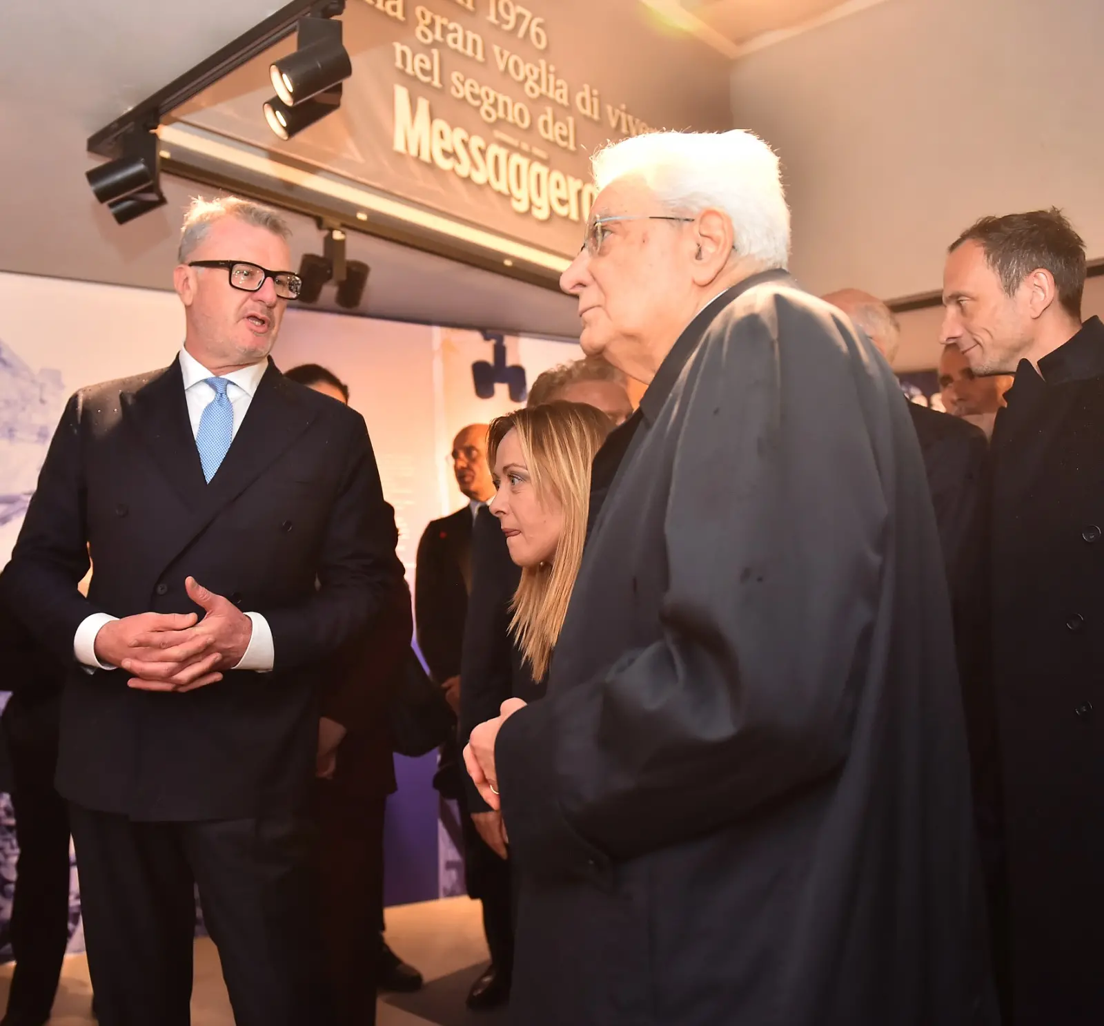 Il presidente della Repubblica Sergio Mattarella e la premier Giorgia Meloni hanno concluso a Gemona le celebrazioni per i 50 anni dal terremoto visitando la mostra allestita a Palazzo Elti dal Messaggero Veneto e dal gruppo Nem. Un percorso tra fotografie, documenti e testimonianze personali sul sisma del 1976 e sul ruolo del quotidiano nella ricostruzione della comunità friulana. Mattarella e Meloni si sono soffermati a lungo davanti alle teche della mostra, mostrando particolare partecipazione ai racconti delle vittime e della rinascita del Friuli