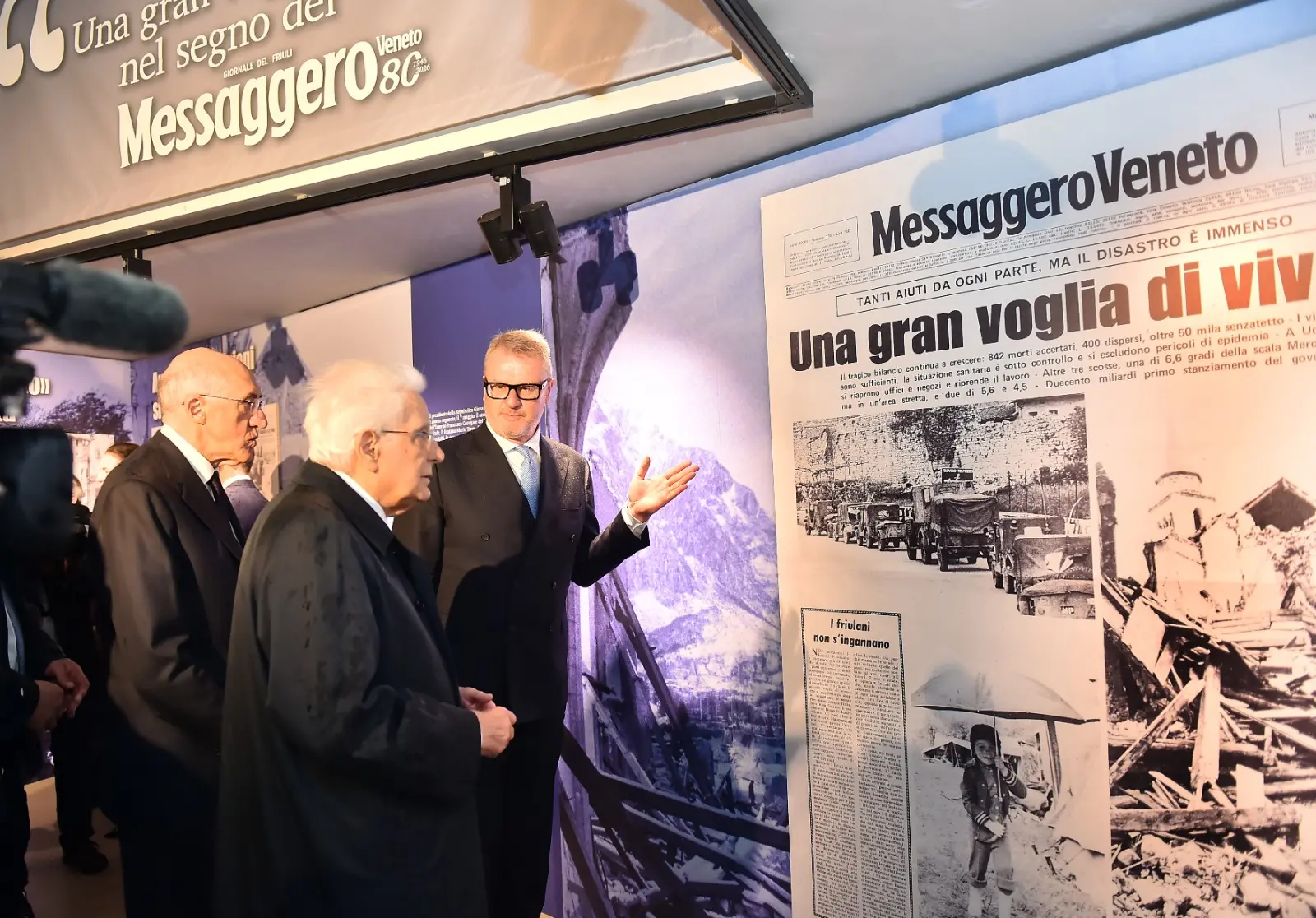 Il presidente della Repubblica Sergio Mattarella e la premier Giorgia Meloni hanno concluso a Gemona le celebrazioni per i 50 anni dal terremoto visitando la mostra allestita a Palazzo Elti dal Messaggero Veneto e dal gruppo Nem. Un percorso tra fotografie, documenti e testimonianze personali sul sisma del 1976 e sul ruolo del quotidiano nella ricostruzione della comunità friulana. Mattarella e Meloni si sono soffermati a lungo davanti alle teche della mostra, mostrando particolare partecipazione ai racconti delle vittime e della rinascita del Friuli