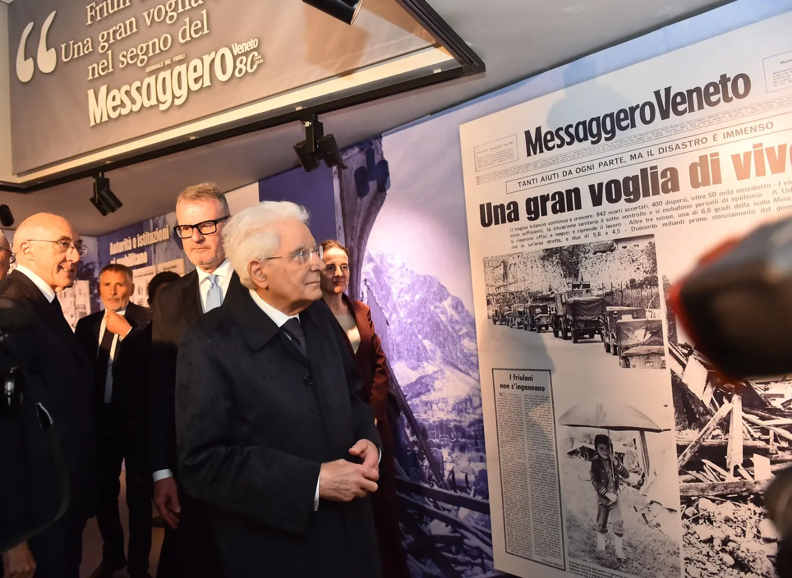 Il presidente della Repubblica Sergio Mattarella e la premier Giorgia Meloni hanno concluso a Gemona le celebrazioni per i 50 anni dal terremoto visitando la mostra allestita a Palazzo Elti dal Messaggero Veneto e dal gruppo Nem. Un percorso tra fotografie, documenti e testimonianze personali sul sisma del 1976 e sul ruolo del quotidiano nella ricostruzione della comunità friulana. Mattarella e Meloni si sono soffermati a lungo davanti alle teche della mostra, mostrando particolare partecipazione ai racconti delle vittime e della rinascita del Friuli