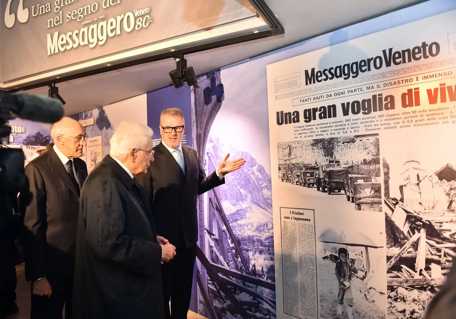 Il presidente della Repubblica Sergio Mattarella e la premier Giorgia Meloni hanno concluso a Gemona le celebrazioni per i 50 anni dal terremoto visitando la mostra allestita a Palazzo Elti dal Messaggero Veneto e dal gruppo Nem. Un percorso tra fotografie, documenti e testimonianze personali sul sisma del 1976 e sul ruolo del quotidiano nella ricostruzione della comunità friulana. Mattarella e Meloni si sono soffermati a lungo davanti alle teche della mostra, mostrando particolare partecipazione ai racconti delle vittime e della rinascita del Friuli