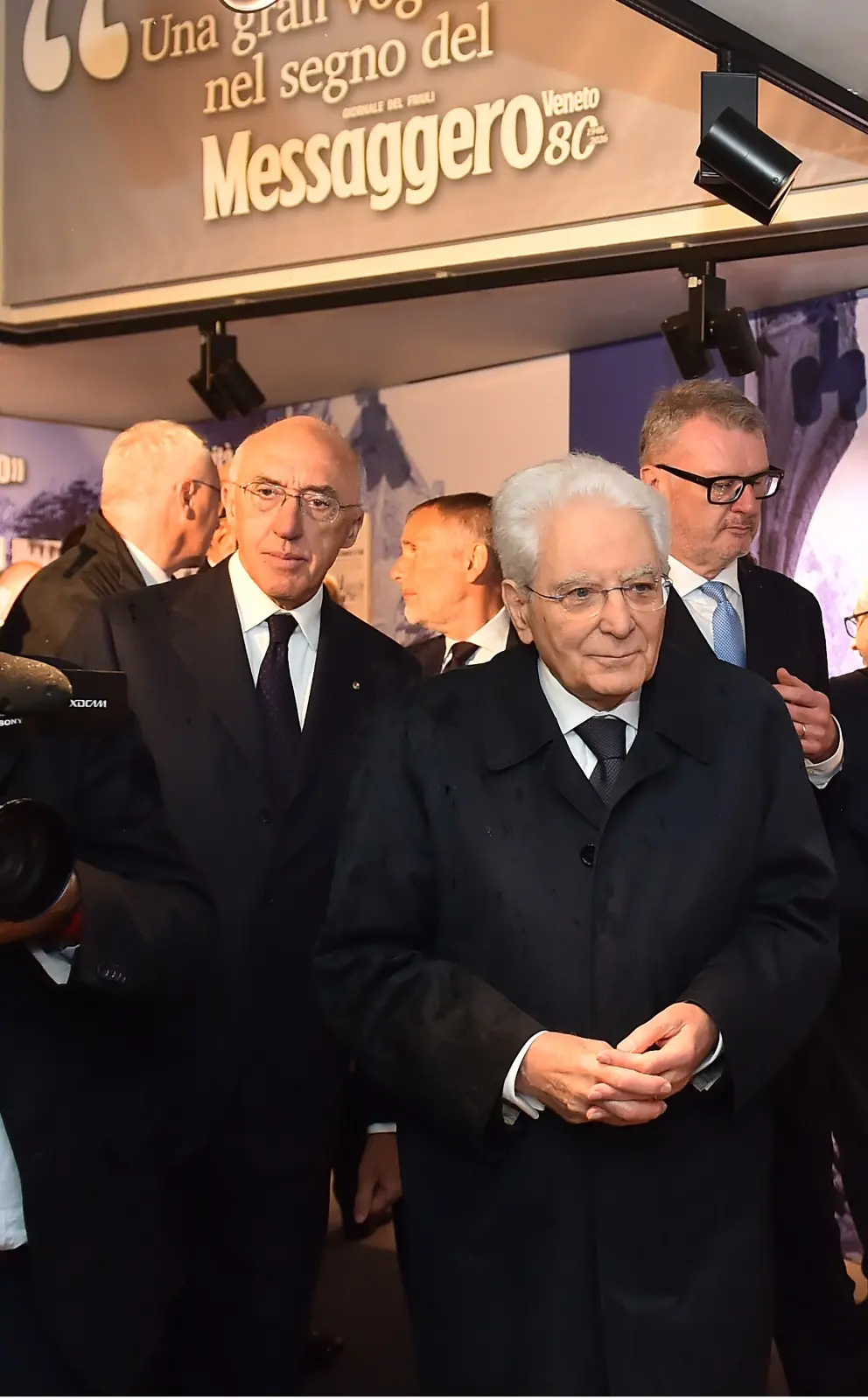 Il presidente della Repubblica Sergio Mattarella e la premier Giorgia Meloni hanno concluso a Gemona le celebrazioni per i 50 anni dal terremoto visitando la mostra allestita a Palazzo Elti dal Messaggero Veneto e dal gruppo Nem. Un percorso tra fotografie, documenti e testimonianze personali sul sisma del 1976 e sul ruolo del quotidiano nella ricostruzione della comunità friulana. Mattarella e Meloni si sono soffermati a lungo davanti alle teche della mostra, mostrando particolare partecipazione ai racconti delle vittime e della rinascita del Friuli