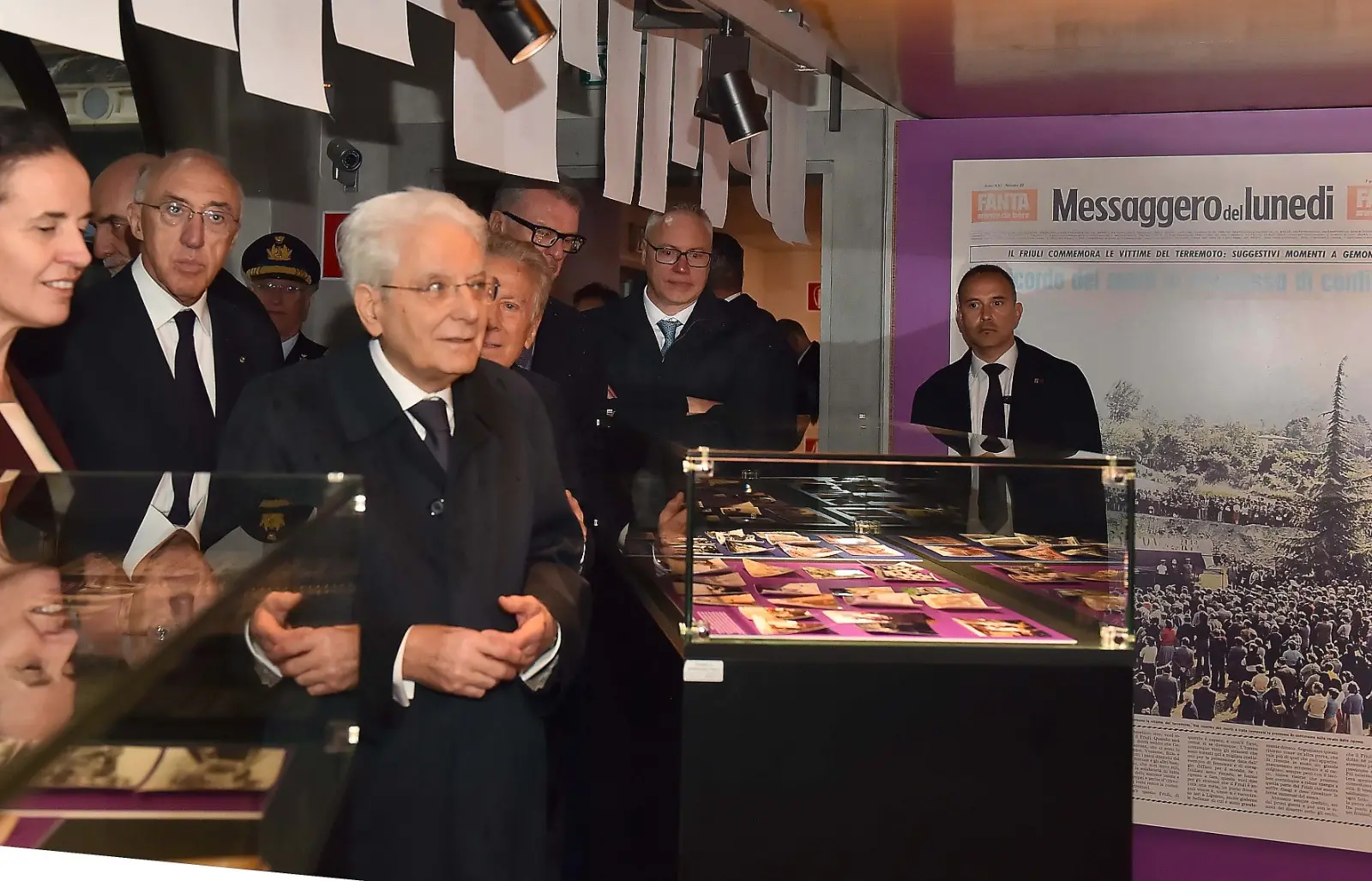 Il presidente della Repubblica Sergio Mattarella e la premier Giorgia Meloni hanno concluso a Gemona le celebrazioni per i 50 anni dal terremoto visitando la mostra allestita a Palazzo Elti dal Messaggero Veneto e dal gruppo Nem. Un percorso tra fotografie, documenti e testimonianze personali sul sisma del 1976 e sul ruolo del quotidiano nella ricostruzione della comunità friulana. Mattarella e Meloni si sono soffermati a lungo davanti alle teche della mostra, mostrando particolare partecipazione ai racconti delle vittime e della rinascita del Friuli