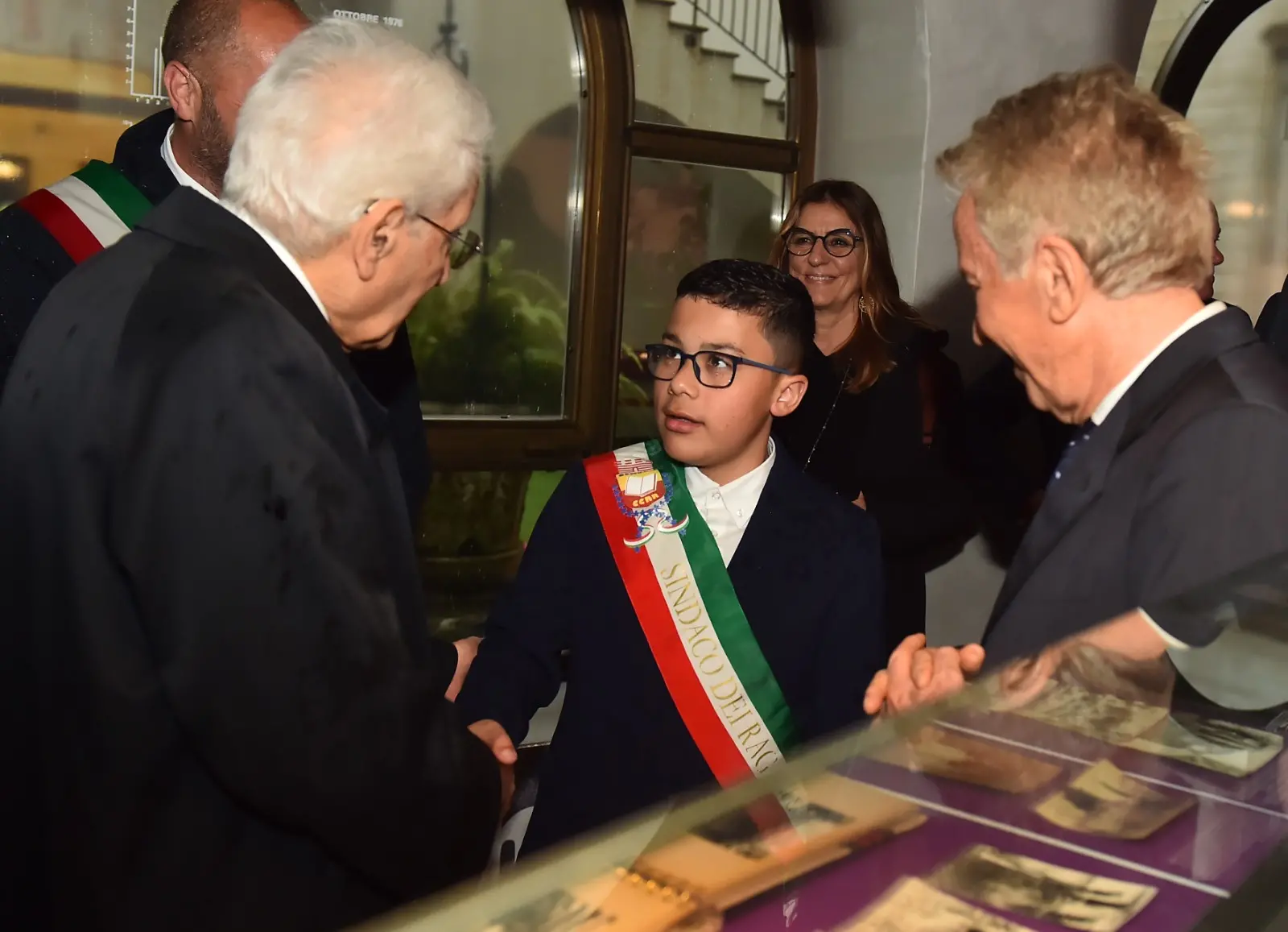 Il presidente della Repubblica Sergio Mattarella e la premier Giorgia Meloni hanno concluso a Gemona le celebrazioni per i 50 anni dal terremoto visitando la mostra allestita a Palazzo Elti dal Messaggero Veneto e dal gruppo Nem. Un percorso tra fotografie, documenti e testimonianze personali sul sisma del 1976 e sul ruolo del quotidiano nella ricostruzione della comunità friulana. Mattarella e Meloni si sono soffermati a lungo davanti alle teche della mostra, mostrando particolare partecipazione ai racconti delle vittime e della rinascita del Friuli