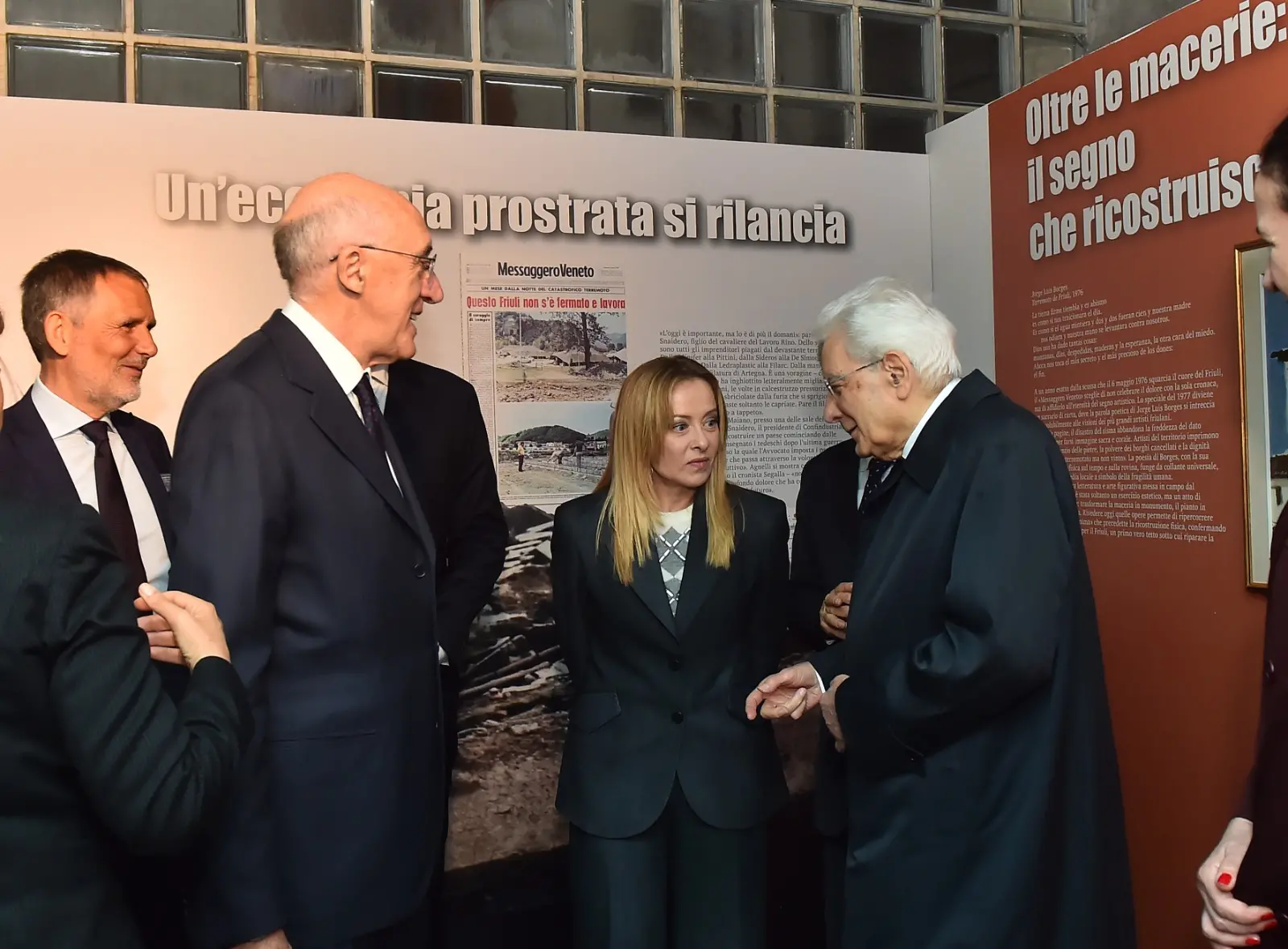 Il presidente della Repubblica Sergio Mattarella e la premier Giorgia Meloni hanno concluso a Gemona le celebrazioni per i 50 anni dal terremoto visitando la mostra allestita a Palazzo Elti dal Messaggero Veneto e dal gruppo Nem. Un percorso tra fotografie, documenti e testimonianze personali sul sisma del 1976 e sul ruolo del quotidiano nella ricostruzione della comunità friulana. Mattarella e Meloni si sono soffermati a lungo davanti alle teche della mostra, mostrando particolare partecipazione ai racconti delle vittime e della rinascita del Friuli