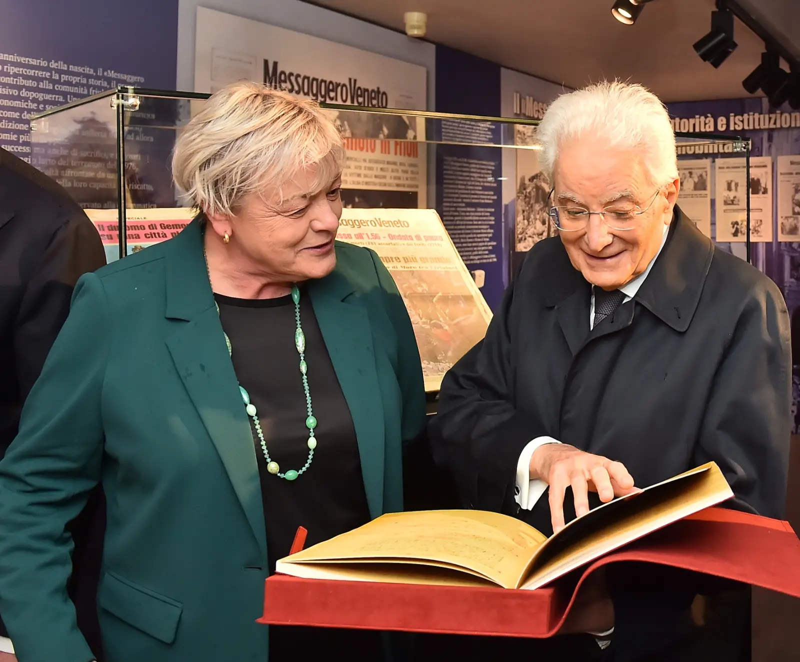 Il presidente della Repubblica Sergio Mattarella e la premier Giorgia Meloni hanno concluso a Gemona le celebrazioni per i 50 anni dal terremoto visitando la mostra allestita a Palazzo Elti dal Messaggero Veneto e dal gruppo Nem. Un percorso tra fotografie, documenti e testimonianze personali sul sisma del 1976 e sul ruolo del quotidiano nella ricostruzione della comunità friulana. Mattarella e Meloni si sono soffermati a lungo davanti alle teche della mostra, mostrando particolare partecipazione ai racconti delle vittime e della rinascita del Friuli