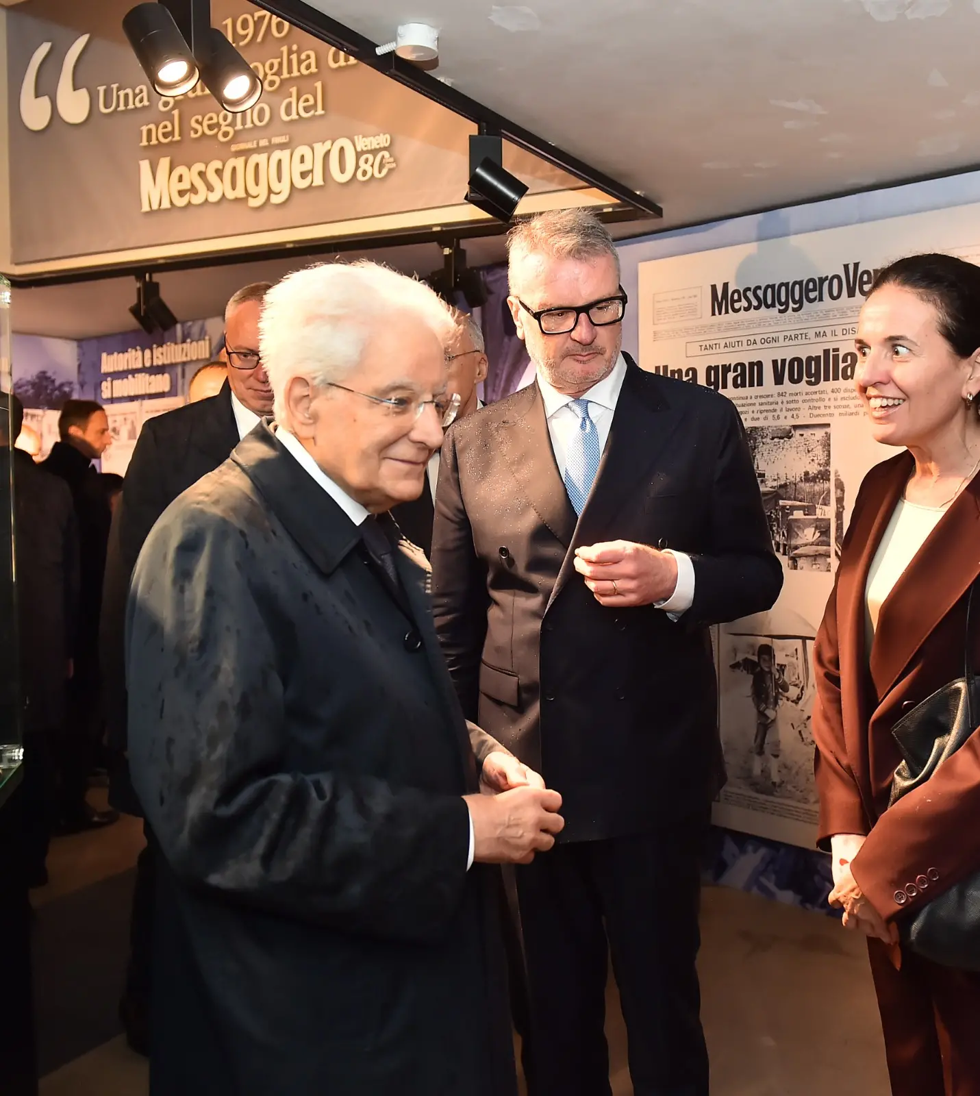 Il presidente della Repubblica Sergio Mattarella e la premier Giorgia Meloni hanno concluso a Gemona le celebrazioni per i 50 anni dal terremoto visitando la mostra allestita a Palazzo Elti dal Messaggero Veneto e dal gruppo Nem. Un percorso tra fotografie, documenti e testimonianze personali sul sisma del 1976 e sul ruolo del quotidiano nella ricostruzione della comunità friulana. Mattarella e Meloni si sono soffermati a lungo davanti alle teche della mostra, mostrando particolare partecipazione ai racconti delle vittime e della rinascita del Friuli