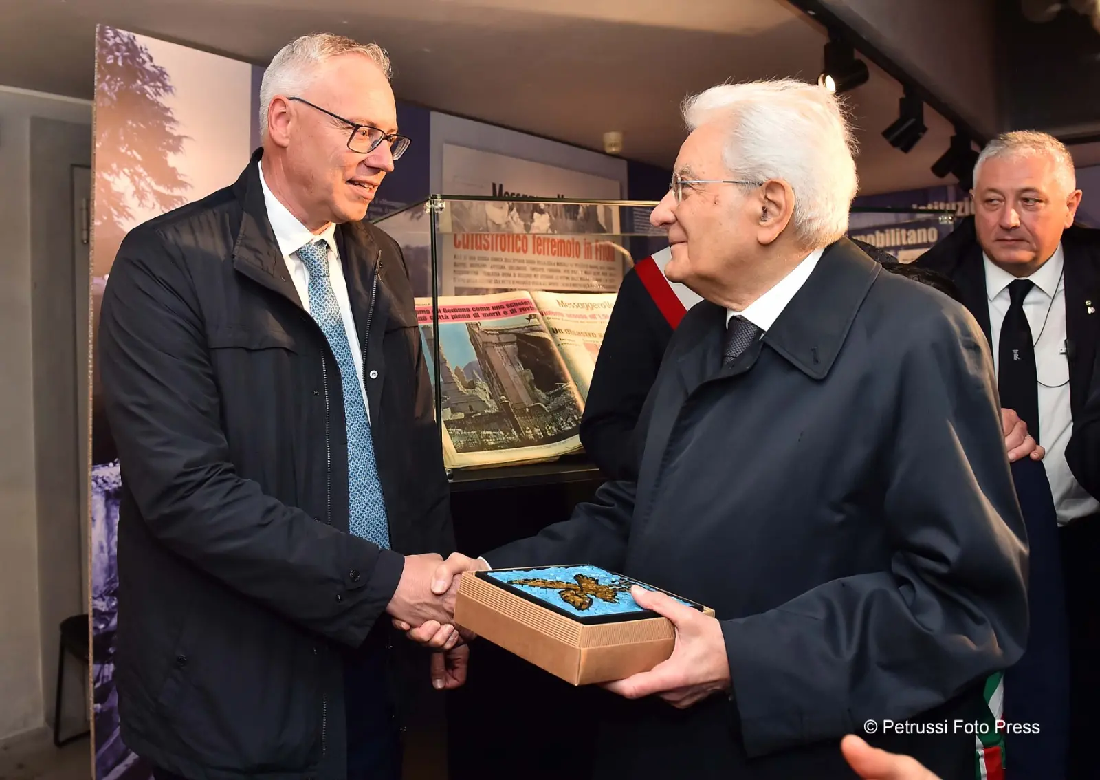 Il presidente della Repubblica Sergio Mattarella e la premier Giorgia Meloni hanno concluso a Gemona le celebrazioni per i 50 anni dal terremoto visitando la mostra allestita a Palazzo Elti dal Messaggero Veneto e dal gruppo Nem. Un percorso tra fotografie, documenti e testimonianze personali sul sisma del 1976 e sul ruolo del quotidiano nella ricostruzione della comunità friulana. Mattarella e Meloni si sono soffermati a lungo davanti alle teche della mostra, mostrando particolare partecipazione ai racconti delle vittime e della rinascita del Friuli
