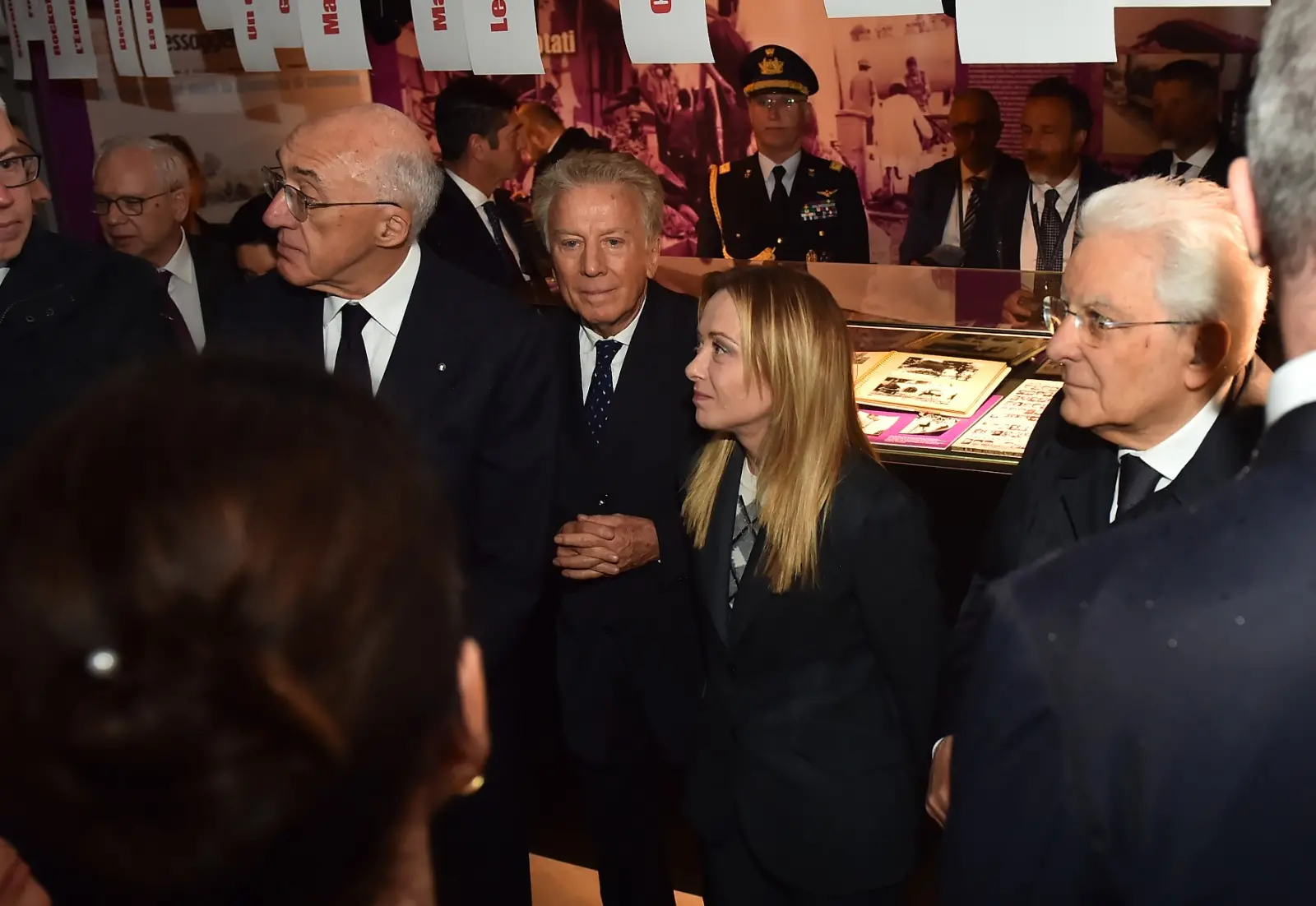 Il presidente della Repubblica Sergio Mattarella e la premier Giorgia Meloni hanno concluso a Gemona le celebrazioni per i 50 anni dal terremoto visitando la mostra allestita a Palazzo Elti dal Messaggero Veneto e dal gruppo Nem. Un percorso tra fotografie, documenti e testimonianze personali sul sisma del 1976 e sul ruolo del quotidiano nella ricostruzione della comunità friulana. Mattarella e Meloni si sono soffermati a lungo davanti alle teche della mostra, mostrando particolare partecipazione ai racconti delle vittime e della rinascita del Friuli