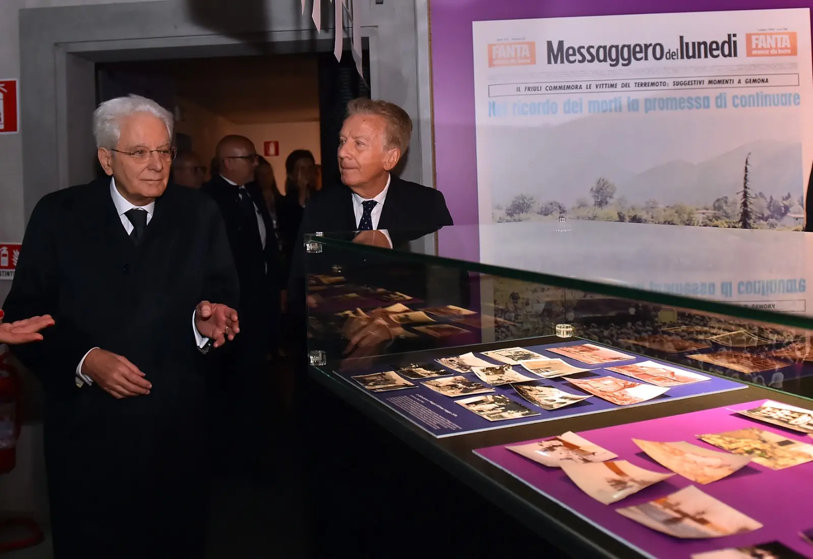 Il presidente della Repubblica Sergio Mattarella e la premier Giorgia Meloni hanno concluso a Gemona le celebrazioni per i 50 anni dal terremoto visitando la mostra allestita a Palazzo Elti dal Messaggero Veneto e dal gruppo Nem. Un percorso tra fotografie, documenti e testimonianze personali sul sisma del 1976 e sul ruolo del quotidiano nella ricostruzione della comunità friulana. Mattarella e Meloni si sono soffermati a lungo davanti alle teche della mostra, mostrando particolare partecipazione ai racconti delle vittime e della rinascita del Friuli