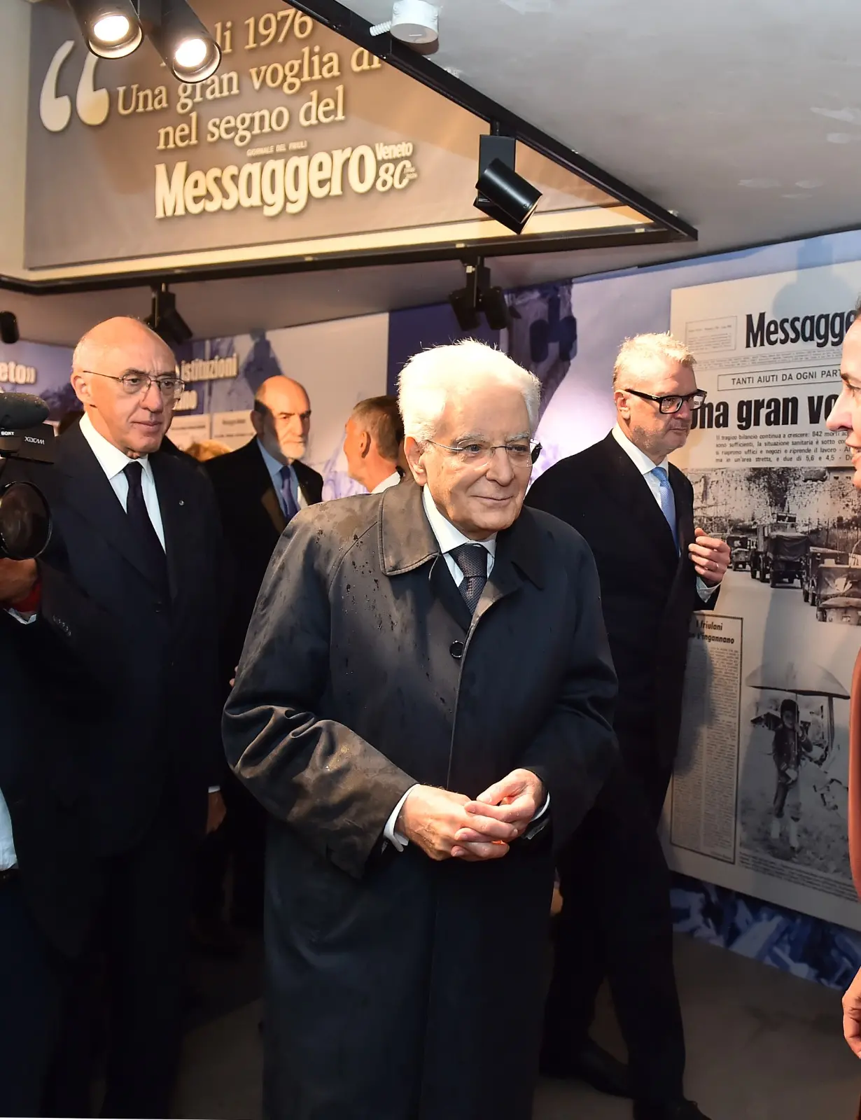 Il presidente della Repubblica Sergio Mattarella e la premier Giorgia Meloni hanno concluso a Gemona le celebrazioni per i 50 anni dal terremoto visitando la mostra allestita a Palazzo Elti dal Messaggero Veneto e dal gruppo Nem. Un percorso tra fotografie, documenti e testimonianze personali sul sisma del 1976 e sul ruolo del quotidiano nella ricostruzione della comunità friulana. Mattarella e Meloni si sono soffermati a lungo davanti alle teche della mostra, mostrando particolare partecipazione ai racconti delle vittime e della rinascita del Friuli