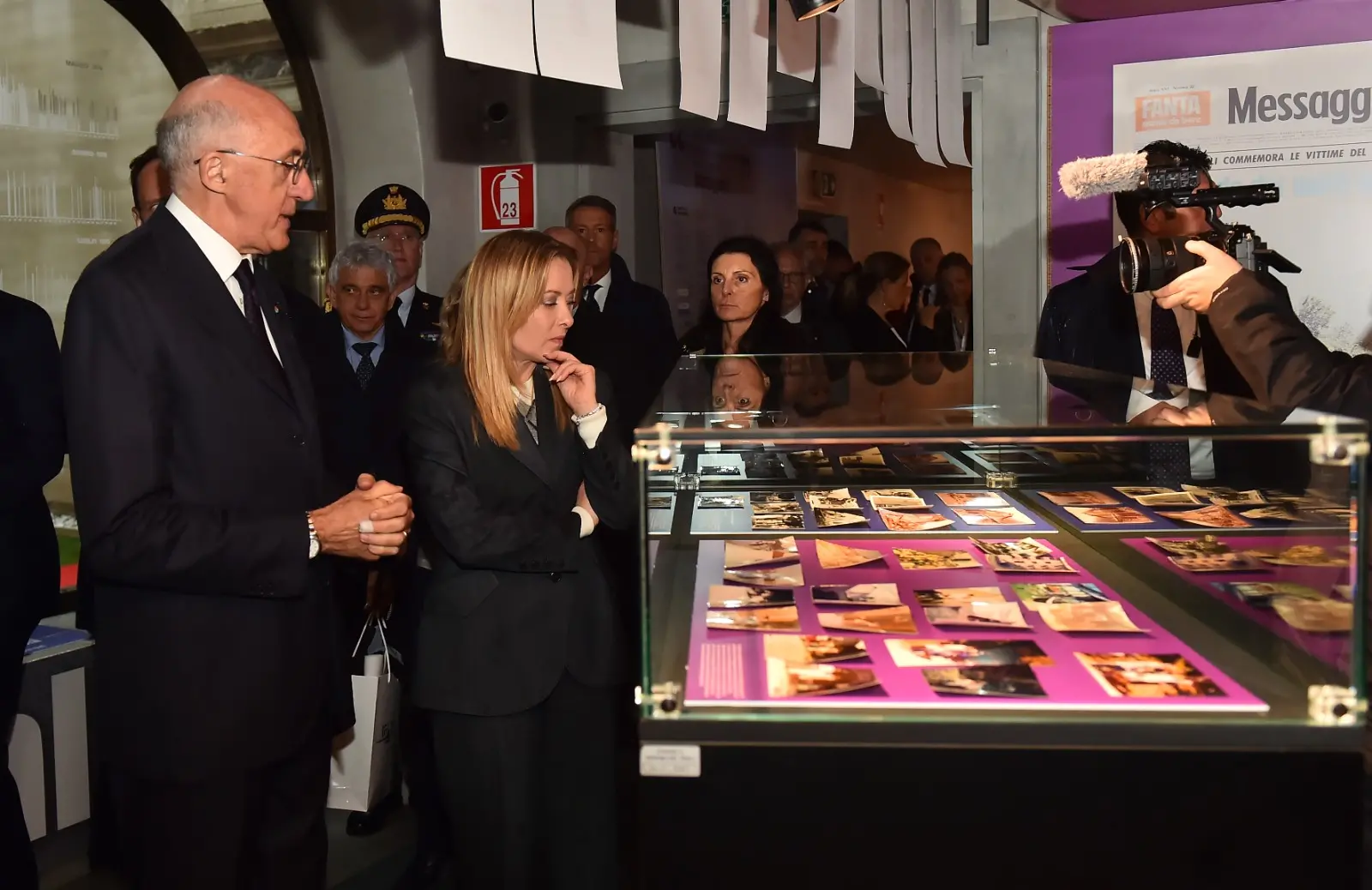 Il presidente della Repubblica Sergio Mattarella e la premier Giorgia Meloni hanno concluso a Gemona le celebrazioni per i 50 anni dal terremoto visitando la mostra allestita a Palazzo Elti dal Messaggero Veneto e dal gruppo Nem. Un percorso tra fotografie, documenti e testimonianze personali sul sisma del 1976 e sul ruolo del quotidiano nella ricostruzione della comunità friulana. Mattarella e Meloni si sono soffermati a lungo davanti alle teche della mostra, mostrando particolare partecipazione ai racconti delle vittime e della rinascita del Friuli