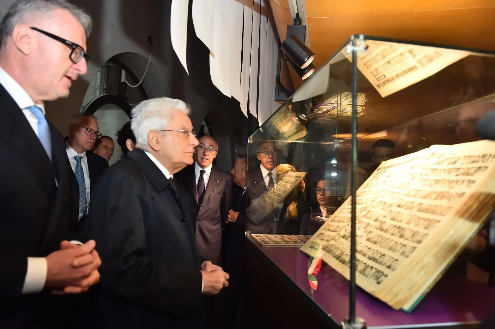 Il presidente della Repubblica Sergio Mattarella e la premier Giorgia Meloni hanno concluso a Gemona le celebrazioni per i 50 anni dal terremoto visitando la mostra allestita a Palazzo Elti dal Messaggero Veneto e dal gruppo Nem. Un percorso tra fotografie, documenti e testimonianze personali sul sisma del 1976 e sul ruolo del quotidiano nella ricostruzione della comunità friulana. Mattarella e Meloni si sono soffermati a lungo davanti alle teche della mostra, mostrando particolare partecipazione ai racconti delle vittime e della rinascita del Friuli