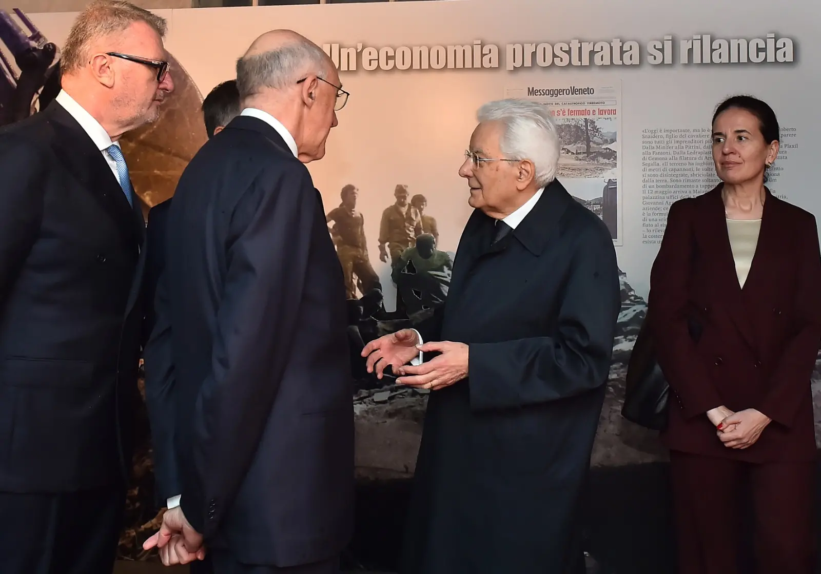 Il presidente della Repubblica Sergio Mattarella e la premier Giorgia Meloni hanno concluso a Gemona le celebrazioni per i 50 anni dal terremoto visitando la mostra allestita a Palazzo Elti dal Messaggero Veneto e dal gruppo Nem. Un percorso tra fotografie, documenti e testimonianze personali sul sisma del 1976 e sul ruolo del quotidiano nella ricostruzione della comunità friulana. Mattarella e Meloni si sono soffermati a lungo davanti alle teche della mostra, mostrando particolare partecipazione ai racconti delle vittime e della rinascita del Friuli