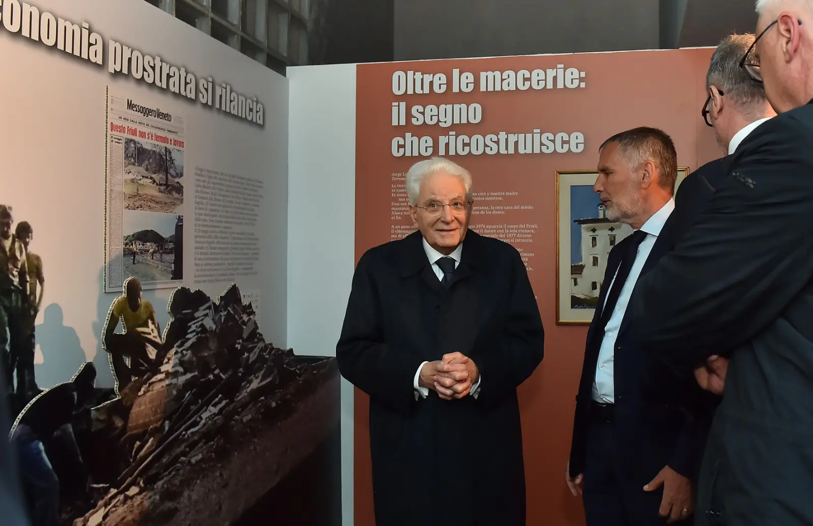 Il presidente della Repubblica Sergio Mattarella e la premier Giorgia Meloni hanno concluso a Gemona le celebrazioni per i 50 anni dal terremoto visitando la mostra allestita a Palazzo Elti dal Messaggero Veneto e dal gruppo Nem. Un percorso tra fotografie, documenti e testimonianze personali sul sisma del 1976 e sul ruolo del quotidiano nella ricostruzione della comunità friulana. Mattarella e Meloni si sono soffermati a lungo davanti alle teche della mostra, mostrando particolare partecipazione ai racconti delle vittime e della rinascita del Friuli
