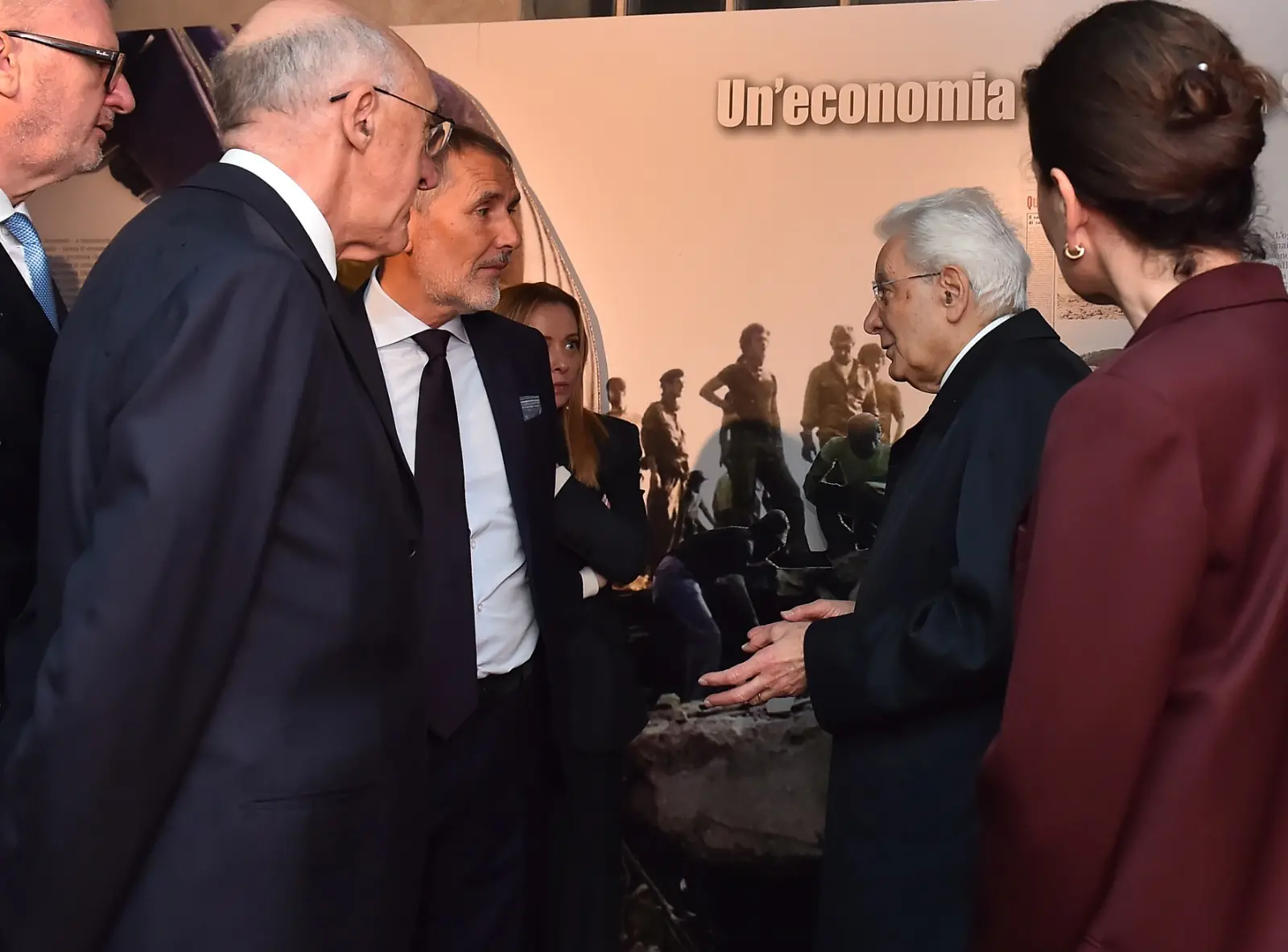 Il presidente della Repubblica Sergio Mattarella e la premier Giorgia Meloni hanno concluso a Gemona le celebrazioni per i 50 anni dal terremoto visitando la mostra allestita a Palazzo Elti dal Messaggero Veneto e dal gruppo Nem. Un percorso tra fotografie, documenti e testimonianze personali sul sisma del 1976 e sul ruolo del quotidiano nella ricostruzione della comunità friulana. Mattarella e Meloni si sono soffermati a lungo davanti alle teche della mostra, mostrando particolare partecipazione ai racconti delle vittime e della rinascita del Friuli