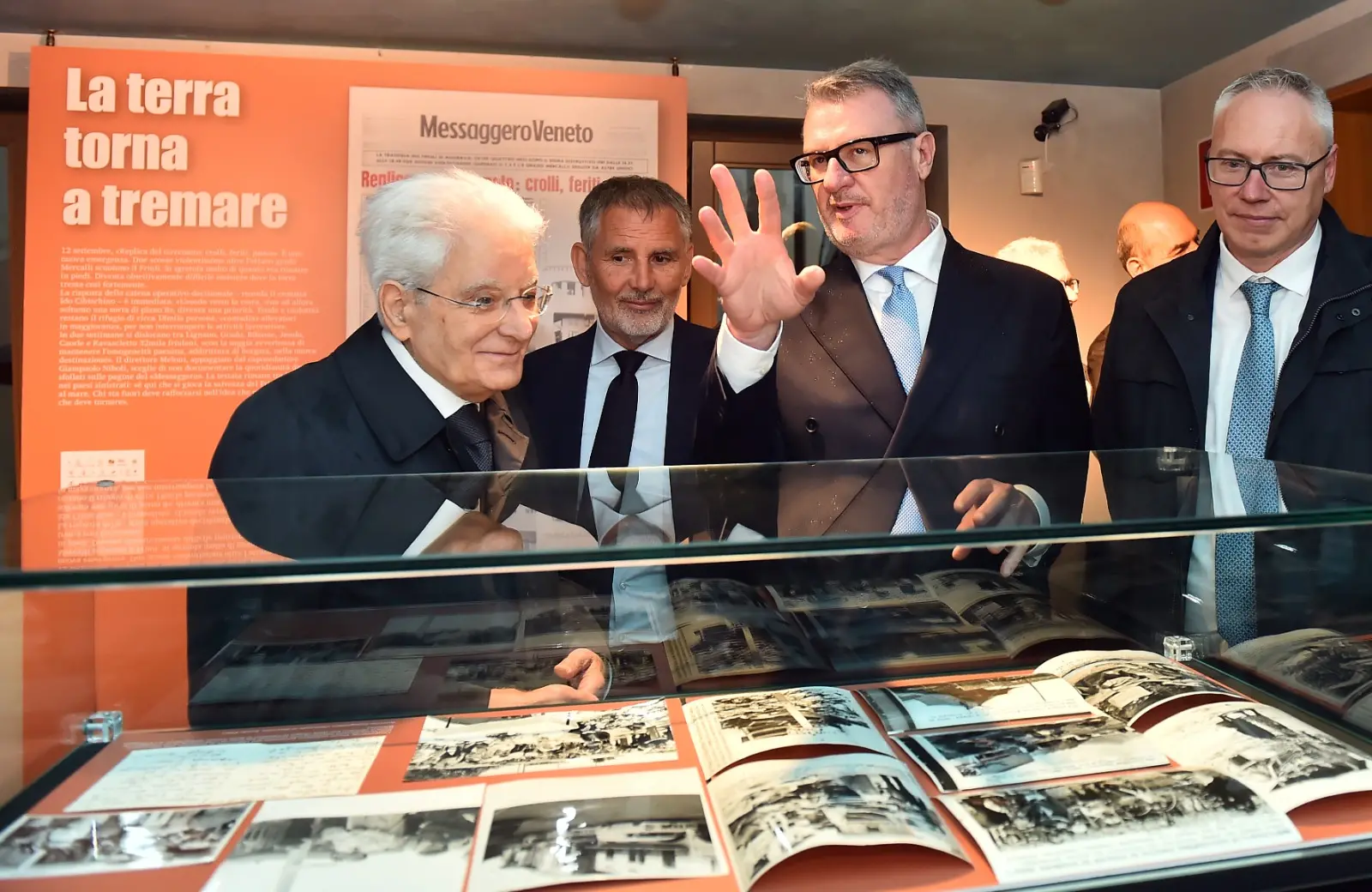 Il presidente della Repubblica Sergio Mattarella e la premier Giorgia Meloni hanno concluso a Gemona le celebrazioni per i 50 anni dal terremoto visitando la mostra allestita a Palazzo Elti dal Messaggero Veneto e dal gruppo Nem. Un percorso tra fotografie, documenti e testimonianze personali sul sisma del 1976 e sul ruolo del quotidiano nella ricostruzione della comunità friulana. Mattarella e Meloni si sono soffermati a lungo davanti alle teche della mostra, mostrando particolare partecipazione ai racconti delle vittime e della rinascita del Friuli