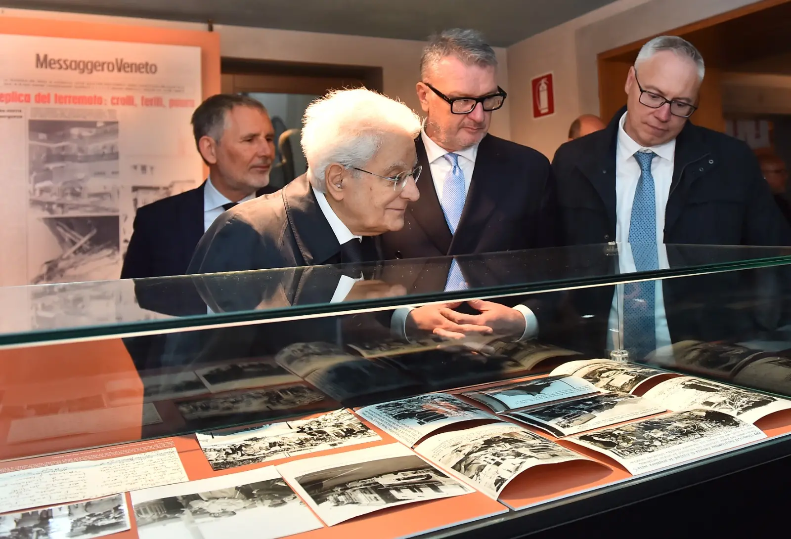 Il presidente della Repubblica Sergio Mattarella e la premier Giorgia Meloni hanno concluso a Gemona le celebrazioni per i 50 anni dal terremoto visitando la mostra allestita a Palazzo Elti dal Messaggero Veneto e dal gruppo Nem. Un percorso tra fotografie, documenti e testimonianze personali sul sisma del 1976 e sul ruolo del quotidiano nella ricostruzione della comunità friulana. Mattarella e Meloni si sono soffermati a lungo davanti alle teche della mostra, mostrando particolare partecipazione ai racconti delle vittime e della rinascita del Friuli